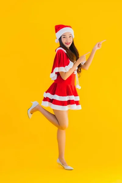 Güzel Genç Asyalı Kadın Portresi Noel Kıyafetleri Şapka Gülümsemesi Sarı — Stok fotoğraf