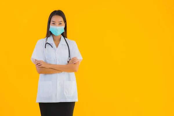 Ritratto Bella Giovane Donna Medico Asiatico Con Maschera Proteggere Merluzzo — Foto Stock