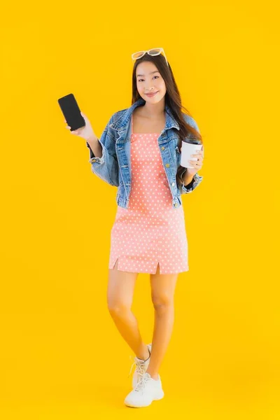 Retrato Hermosa Mujer Asiática Joven Con Taza Café Teléfono Móvil — Foto de Stock