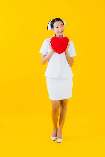 Retrato Hermosa Joven Asiática Mujer Tailandesa Enfermera Mostrar Corazón Almohada — Foto de Stock