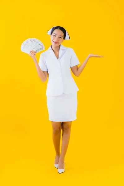 Retrato Hermosa Joven Asiática Mujer Tailandesa Enfermera Con Montón Efectivo — Foto de Stock