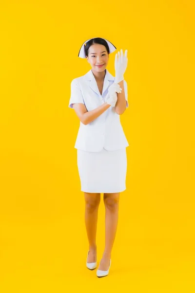 Retrato Bonito Jovem Asiático Mulher Tailandês Enfermeira Desgaste Luva Amarelo — Fotografia de Stock