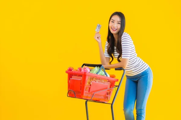 Retrato Hermosa Joven Asiática Mujer Compras Carrito Comestibles Supermercado Con — Foto de Stock