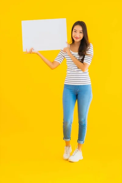 Retrato Hermosa Joven Asiática Mujer Mostrar Vacío Blanco Cartel Publicitario — Foto de Stock