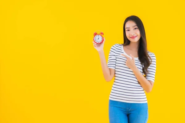 Retrato Bonito Jovem Asiático Mulher Mostrar Relógio Alarme Amarelo Isolado — Fotografia de Stock