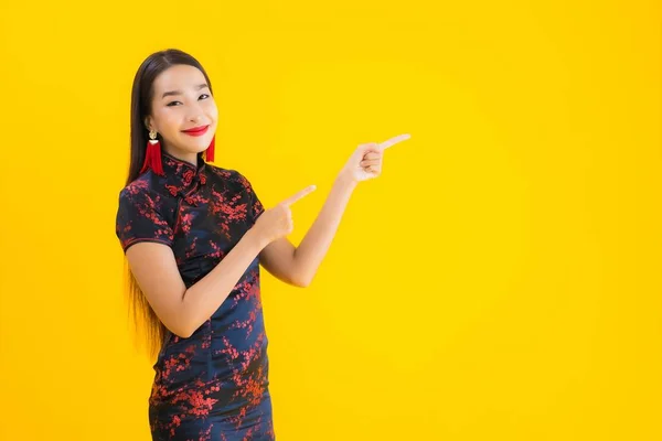 Güzel Bir Portre Genç Asyalı Kadın Çin Yeni Yıl Konsepti — Stok fotoğraf