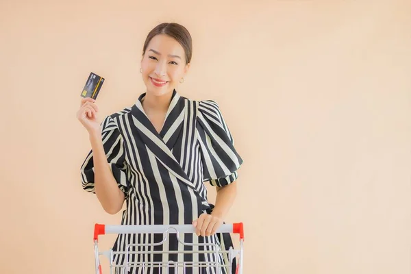 Retrato Bela Jovem Mulher Asiática Com Carrinho Compras Para Compras — Fotografia de Stock