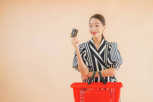 Retrato Bela Jovem Mulher Asiática Com Cesta Compras Para Supermercado — Fotografia de Stock