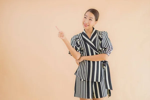 Retrato Hermosa Joven Asiática Mujer Sonrisa Feliz Marrón Aislado Fondo — Foto de Stock