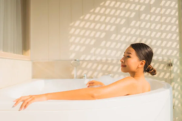 Retrato Joven Asiática Mujer Relajarse Tomar Baño Bañera Para Spa — Foto de Stock