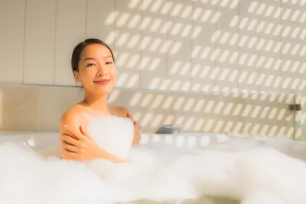 Porträtt Ung Asiatisk Kvinna Koppla Ett Bad Badkar För Spa — Stockfoto