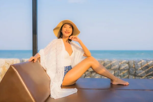Retrato Jovem Asiático Mulher Feliz Sorriso Relaxar Redor Praia Mar — Fotografia de Stock