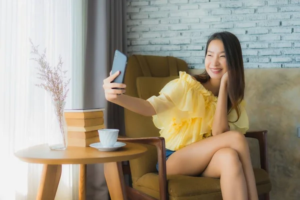 Porträtt Ung Asiatisk Kvinna Med Hjälp Mobiltelefon Med Kaffekopp Och — Stockfoto