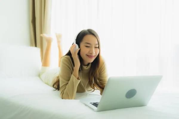 Mujer Asiática Joven Usando Portátil Con Auriculares Para Escuchar Música — Foto de Stock