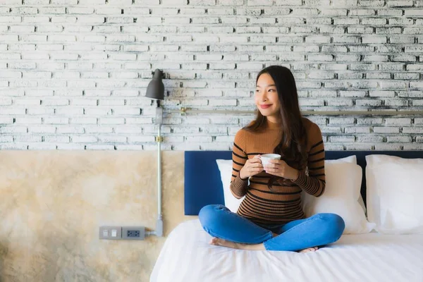 Joven Mujer Asiática Con Taza Café Cama Interior Del Dormitorio — Foto de Stock