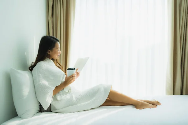 Junge Asiatische Frau Mit Kaffeetasse Und Buch Auf Dem Bett — Stockfoto