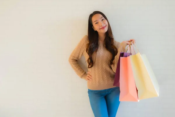 美しい若いアジアの女性の肖像ショッピングバッグやコーヒーカップで幸せな笑顔 — ストック写真