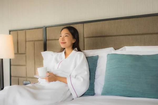 Porträt Schöne Junge Asiatische Frauen Mit Kaffeetasse Auf Dem Bett — Stockfoto