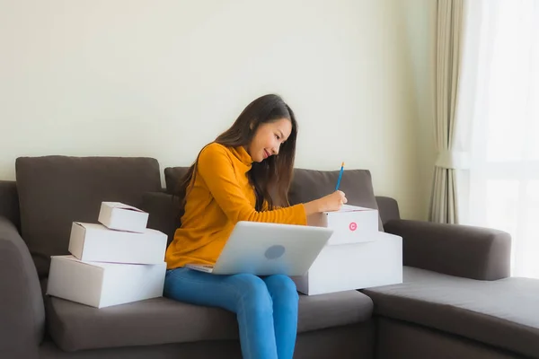 Ritratto Giovane Donna Asiatica Che Utilizza Computer Portatile Lavoro Con — Foto Stock