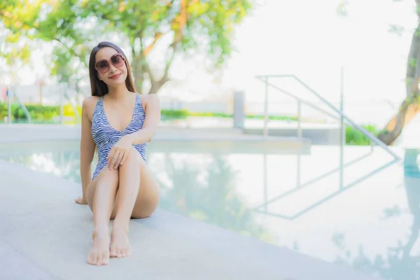 Mooie Jonge Aziatische Vrouwen Vrolijke Glimlach Ontspannen Rond Openlucht Zwembad — Stockfoto