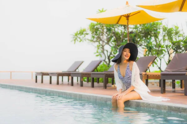 Portrait Jeune Femme Asiatique Sourire Heureux Détendre Autour Piscine Extérieure — Photo