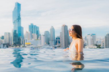 Güzel bir Asyalı kadın portresi. Rahatlayın. Mutlu bir gülümseme.