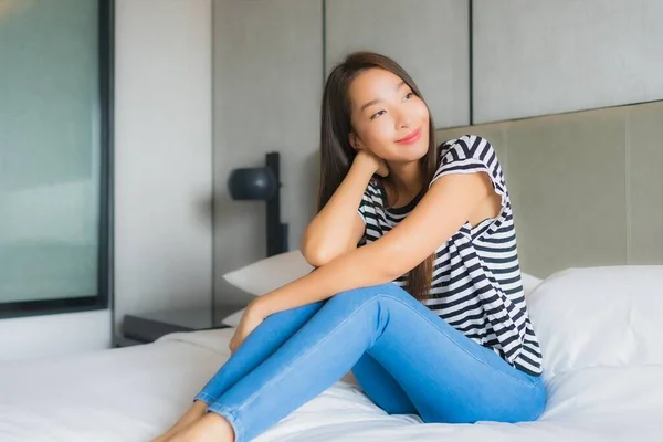 肖像画美しい若いアジアの女性リラックス幸せな笑顔で寝室のインテリア — ストック写真
