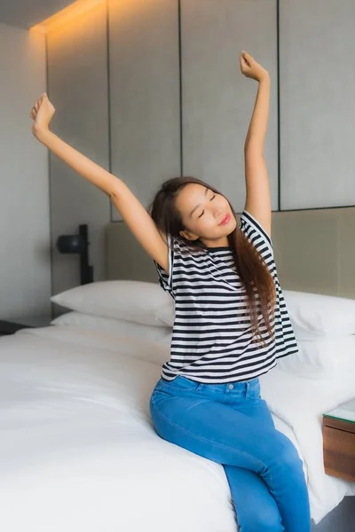 Portré Gyönyörű Fiatal Ázsiai Pihenni Boldog Mosoly Hálószoba Belsejében — Stock Fotó