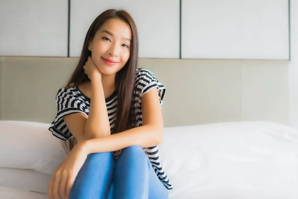 Retrato Bonito Jovem Asiático Mulher Relaxar Feliz Sorriso Quarto Interior — Fotografia de Stock