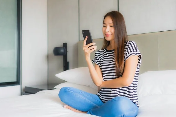 Porträt Schöne Junge Asiatin Benutzt Smartphone Schlafzimmer — Stockfoto