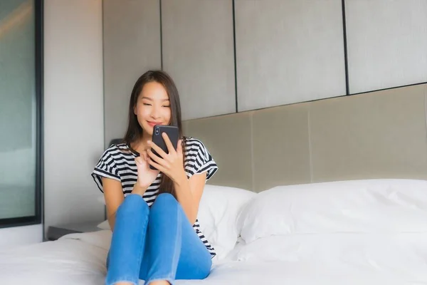 Portré Gyönyörű Fiatal Ázsiai Használ Okos Mobiltelefon Hálószobában Belső — Stock Fotó