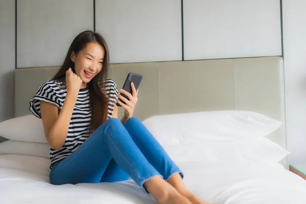 Retrato Hermosa Joven Asiática Mujer Uso Inteligente Teléfono Móvil Dormitorio — Foto de Stock