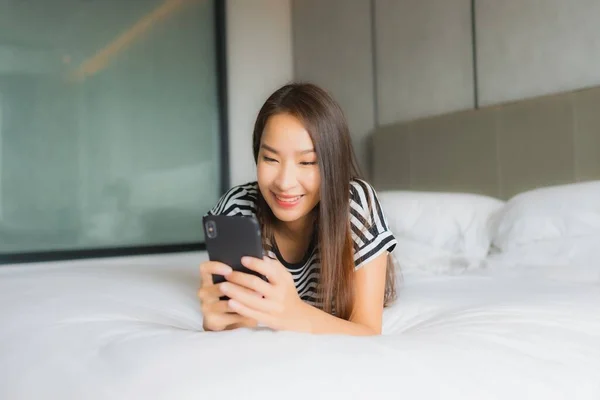 Portret Mooie Jonge Aziatische Vrouw Gebruik Slimme Mobiele Telefoon Slaapkamer — Stockfoto