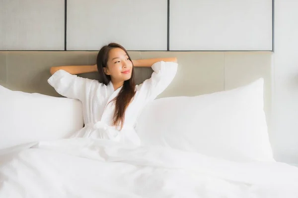 Porträt Schöne Junge Asiatische Frau Entspannen Glückliches Lächeln Schlafzimmer Interieur — Stockfoto