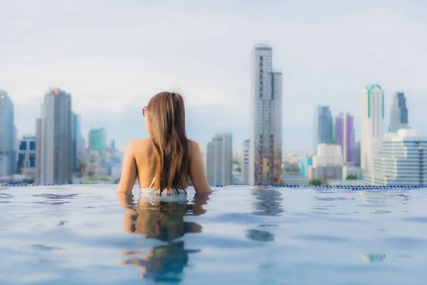 Retrato Hermosa Joven Mujer Asiática Relajarse Feliz Sonrisa Ocio Alrededor — Foto de Stock