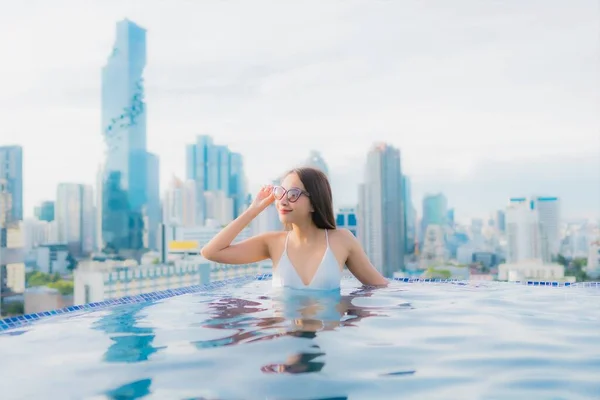 아름다운 아시아 여인은 수영장 주위에서 미소짓는 여가를 즐긴다 — 스톡 사진