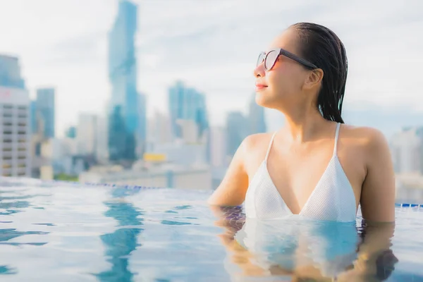 Retrato Hermosa Joven Mujer Asiática Relajarse Feliz Sonrisa Ocio Alrededor — Foto de Stock