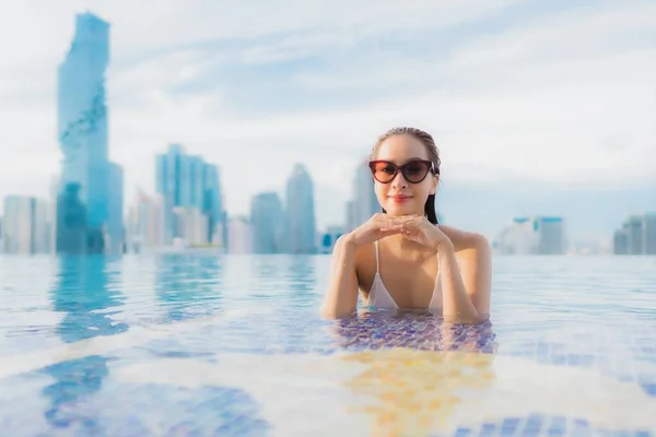 Retrato Hermosa Joven Mujer Asiática Relajarse Feliz Sonrisa Ocio Alrededor — Foto de Stock