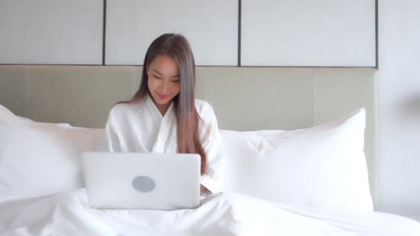 집에서 노트북을 가지고 일하는 아름답고 아시아인 여성의 — 비디오