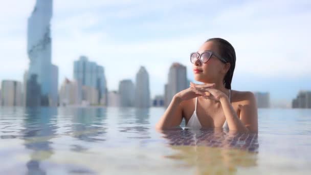 Güzel Asyalı Bir Kadının Oteldeki Havuzda Dinlenirken Çekilmiş Görüntüleri — Stok video