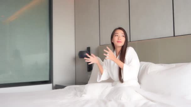 Séquences Belle Jeune Femme Asiatique Détendre Dans Lit Maison — Video