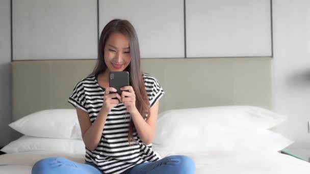 Πλάνα Από Όμορφη Νεαρή Ασιατική Γυναίκα Χρησιμοποιώντας Smartphone Στο Σπίτι — Αρχείο Βίντεο