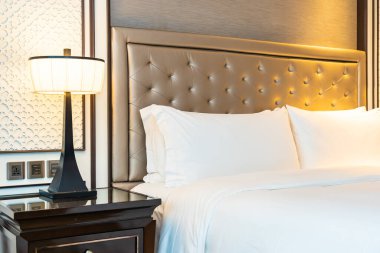 Yatak odasının iç dekorasyonuna beyaz yastık ve battaniye.