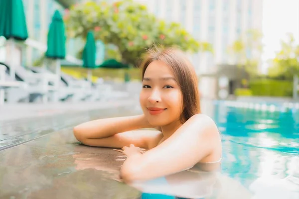Güzel Bir Asyalı Kadın Portresi Rahatlayın Gülümseyin Dinlenin — Stok fotoğraf