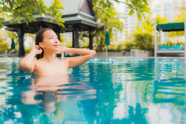 Retrato Hermosa Joven Asiática Mujer Relajarse Feliz Sonrisa Ocio Alrededor — Foto de Stock