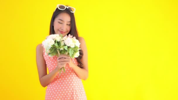 Nahaufnahme Von Schönen Jungen Asiatischen Frau Mit Blumenstrauß Isoliert Auf — Stockvideo