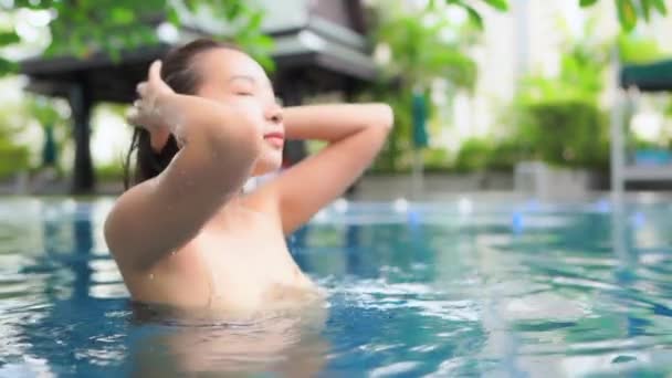 Metraje Hermosa Mujer Asiática Relajándose Piscina Hotel — Vídeos de Stock