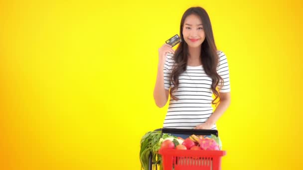 Close Imagens Bela Jovem Asiática Compras Mercearia Com Cartão Crédito — Vídeo de Stock
