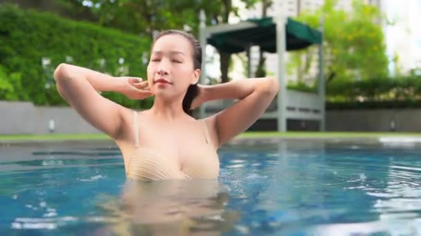 Filmati Una Bella Donna Asiatica Che Rilassa Piscina Hotel — Video Stock