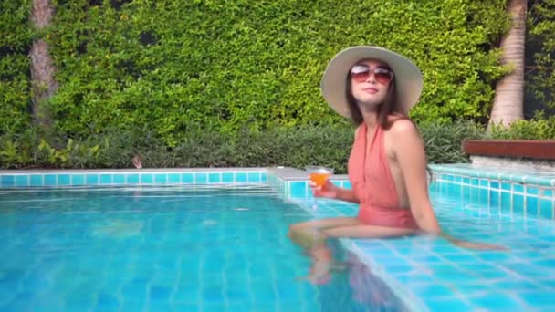 Retrato Bonito Jovem Asiático Mulher Relaxar Lazer Torno Piscina Hotel — Vídeo de Stock